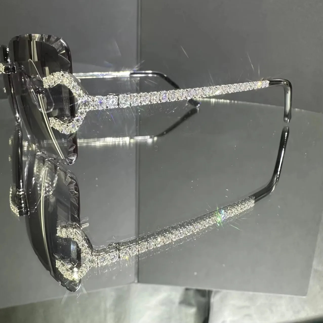 Luxury Silver Rimless Frame Sunglasses with Sparkling Stone on Arms Stylish Modern Rectangle Design Youth Fashion for Men Women