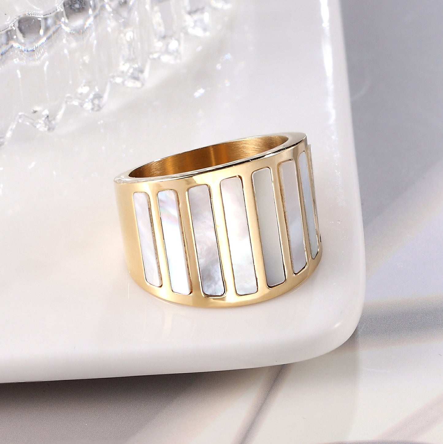 French Retro White Mother-Of-Pearl Striped Ring Titanium Steel Electroplated 18K High-End Ring for Women Niche Light Luxury Style Accessory