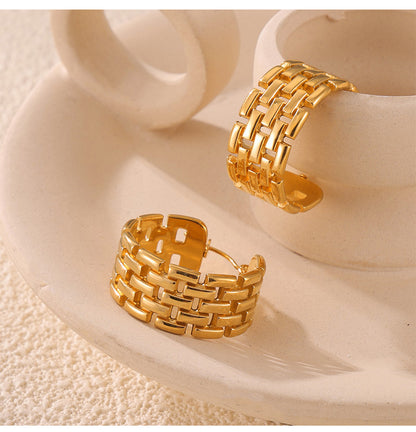 Cross-border Europe and the United States ins wind chain winding stitching C- shaped titanium steel ear buckle female design hollow check does not fade earrings