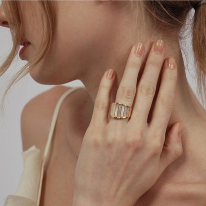French Retro White Mother-Of-Pearl Striped Ring Titanium Steel Electroplated 18K High-End Ring for Women Niche Light Luxury Style Accessory