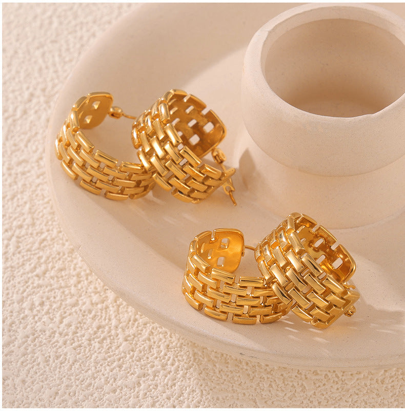 Cross-border Europe and the United States ins wind chain winding stitching C- shaped titanium steel ear buckle female design hollow check does not fade earrings
