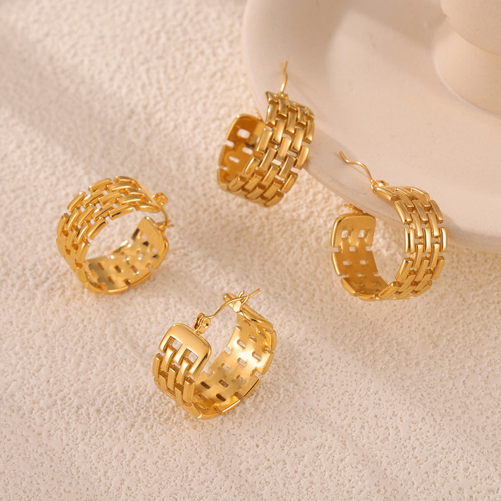 Cross-border Europe and the United States ins wind chain winding stitching C- shaped titanium steel ear buckle female design hollow check does not fade earrings
