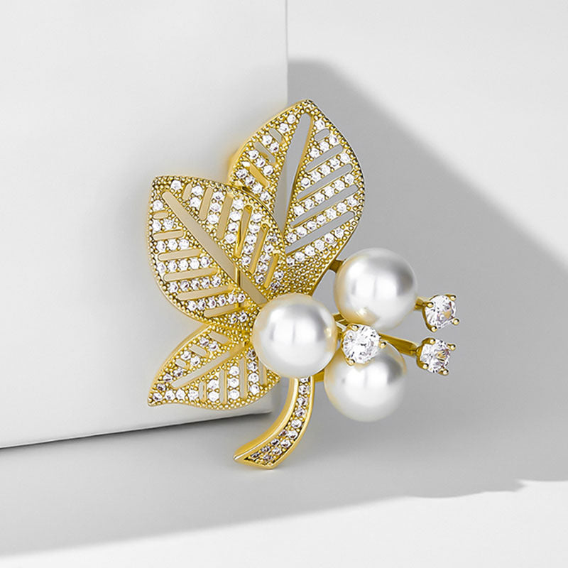 Korean New Style Leaf Pearl Brooch for Women, Versatile and Elegant, Unique Design Pin Accessory, Fresh and Sweet