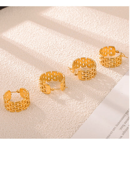 Cross-border Europe and the United States ins wind chain winding stitching C- shaped titanium steel ear buckle female design hollow check does not fade earrings