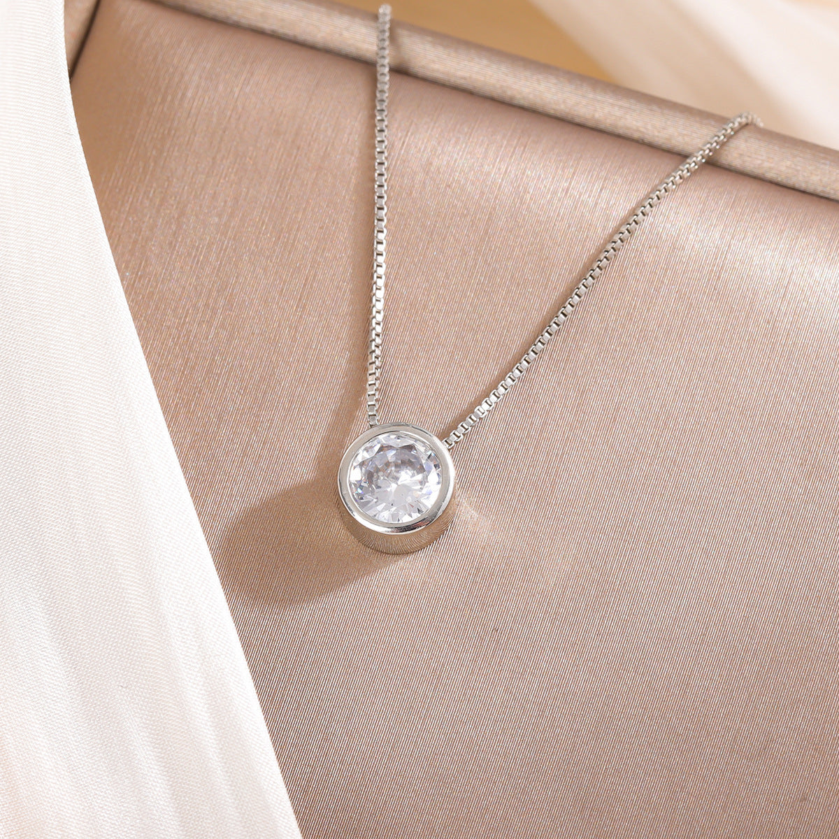 Fashion simple small circle single diamond personality necklace female temperament clavicle chain