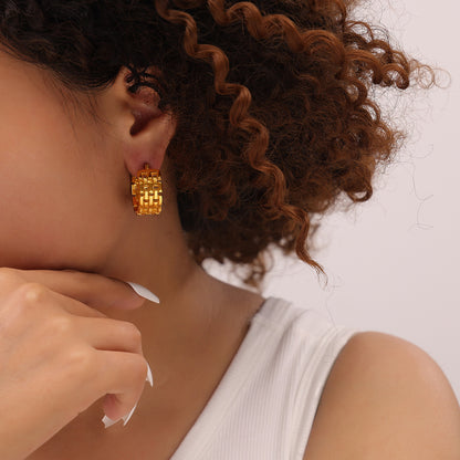Cross-border Europe and the United States ins wind chain winding stitching C- shaped titanium steel ear buckle female design hollow check does not fade earrings