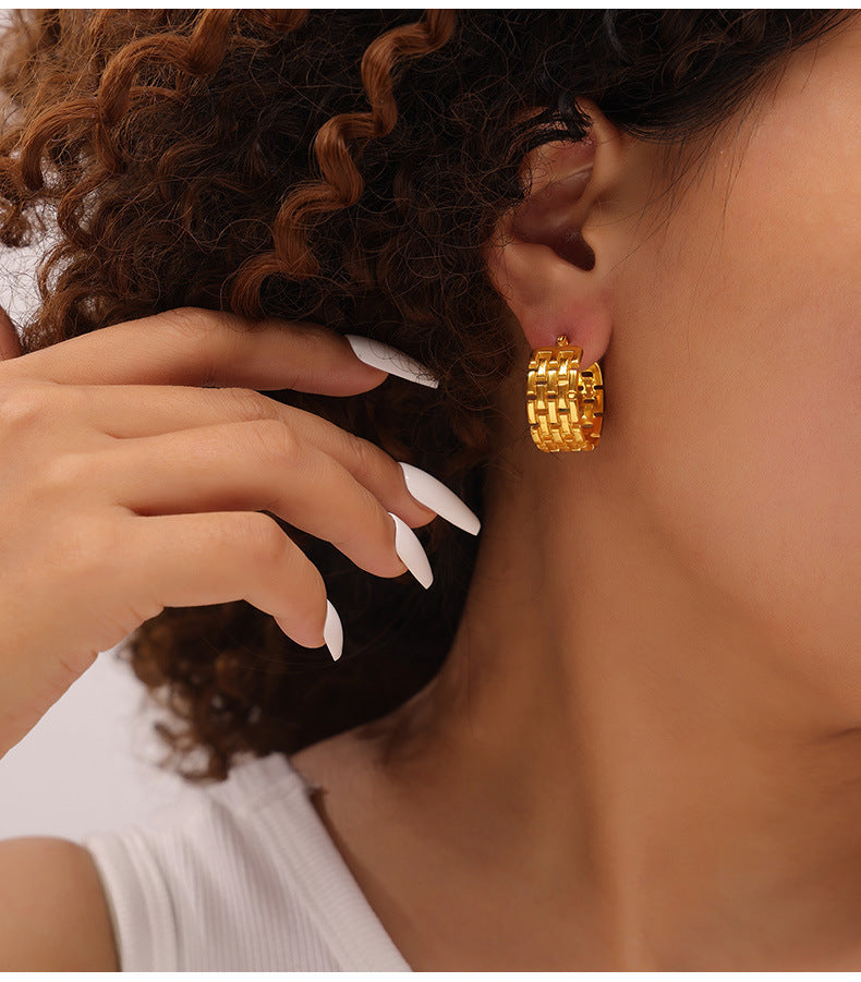 Cross-border Europe and the United States ins wind chain winding stitching C- shaped titanium steel ear buckle female design hollow check does not fade earrings