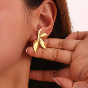 European and American fashion retro zircon four-claw earrings high-grade temperament simple zircon female silver pin earrings flash earrings