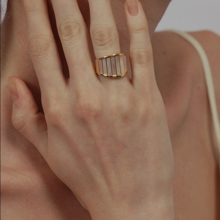 French Retro White Mother-Of-Pearl Striped Ring Titanium Steel Electroplated 18K High-End Ring for Women Niche Light Luxury Style Accessory
