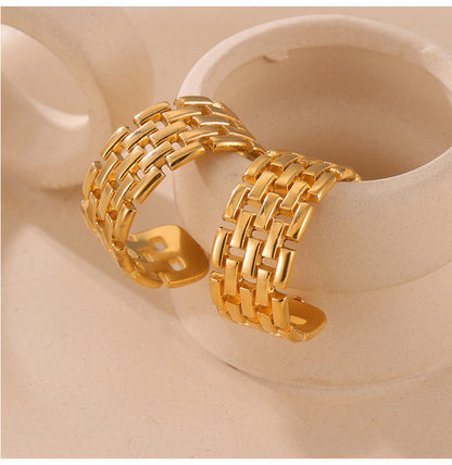 Cross-border Europe and the United States ins wind chain winding stitching C- shaped titanium steel ear buckle female design hollow check does not fade earrings