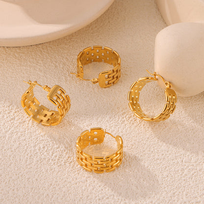 Cross-border Europe and the United States ins wind chain winding stitching C- shaped titanium steel ear buckle female design hollow check does not fade earrings