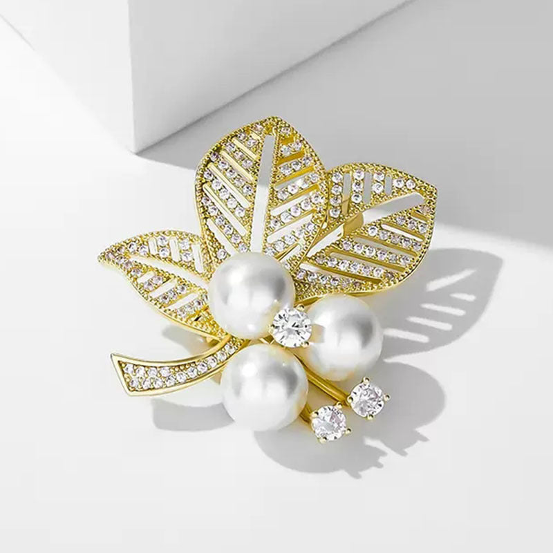 Korean New Style Leaf Pearl Brooch for Women, Versatile and Elegant, Unique Design Pin Accessory, Fresh and Sweet