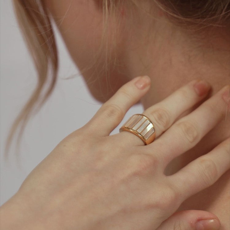 French Retro White Mother-Of-Pearl Striped Ring Titanium Steel Electroplated 18K High-End Ring for Women Niche Light Luxury Style Accessory