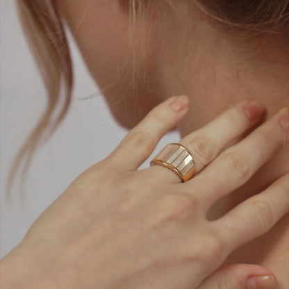 French Retro White Mother-Of-Pearl Striped Ring Titanium Steel Electroplated 18K High-End Ring for Women Niche Light Luxury Style Accessory
