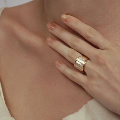 French Retro White Mother-Of-Pearl Striped Ring Titanium Steel Electroplated 18K High-End Ring for Women Niche Light Luxury Style Accessory